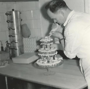 33 - Gerrit Kolkman aan het opmaken van een taart